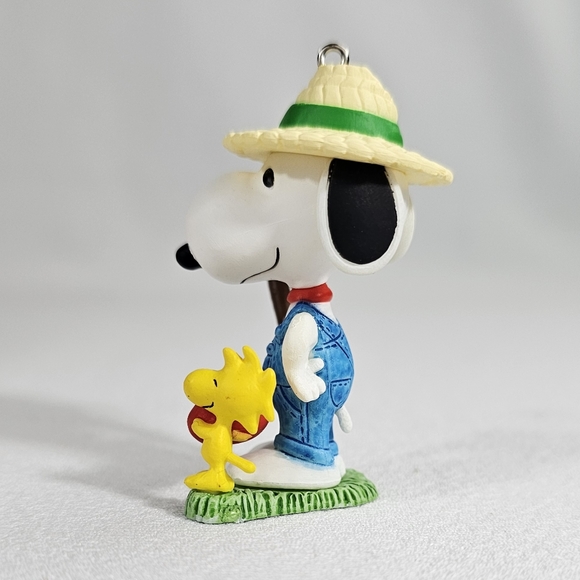 Hallmark 2016 Peanuts Green Thumb Snoopy Ornament - Picture 6 of 13